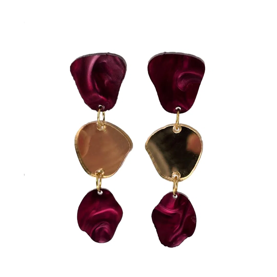 Pendientes mujer metacrilato con 3 circulos desiguales en color granate y espejo dorado.