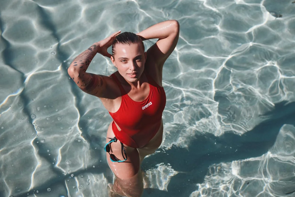 arena Solid Swim Tech Team Bañador de Una Pieza para Mujer, Secado Rápido, Bañador Deportivo en Tejido MaxLife Eco, Resistencia al Cloro y Protección UPF 50+ UV